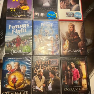Samling av DVD-filmer - En samling av nio DVD-filmer inklusive titlar som 'Fannys Flykt', 'Frost', 'Boktjuven', 'Albert & Herbert', och 'Kronjuvelerna'. Perfekt för filmkvällar med en mix av drama, äventyr och familjefilmer. Några av filmerna har 'Outlet'-märken.