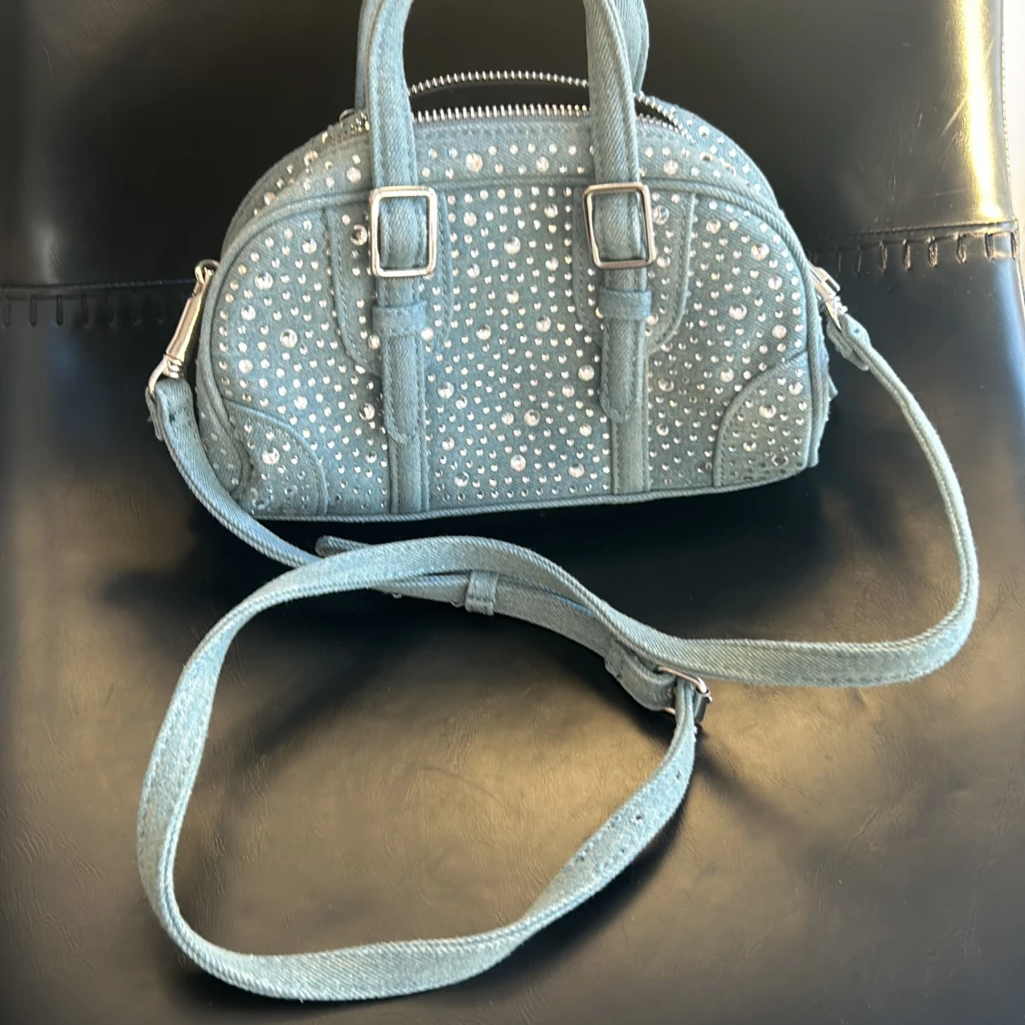 Glittrig axelväska i jeans från Zara - 93