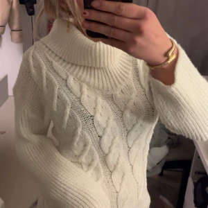 Vit stickad polotröja - Jätte mysig polotröja, perfekt till vintern!!! Mycket bra skick🥰sitter bra på mig som har s