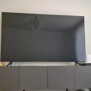 Tv-bänk  - Inga skador helt nytt, används endast ett år, inga barn i hemmet endast två vuxna personer. 