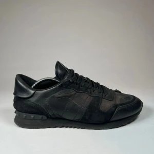 Valentino rockrunners  - Valentino Rockrunner Skor | Detta är marknadens fetaste, populäraste & mest eftertraktade sko i vinter! | Skick 8/10, EXTREMT bra | Storlek 41, men passar nog även 42-42,5 då de är lite större i storleken enligt oss | Priset är alltid diskuterbart vid snabb affär! | Nypris 8000kr | Hör gärna av dig vid minsta möjliga fråga eller fundering så svarar vi med glädje! |  / GardeGrisch - Registrerat företag 😄