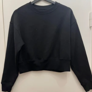 Svart sweatshirt från Monki - Jätte fin och bekväm kort sweatshirt från Monki💗💗💗lite nopprig