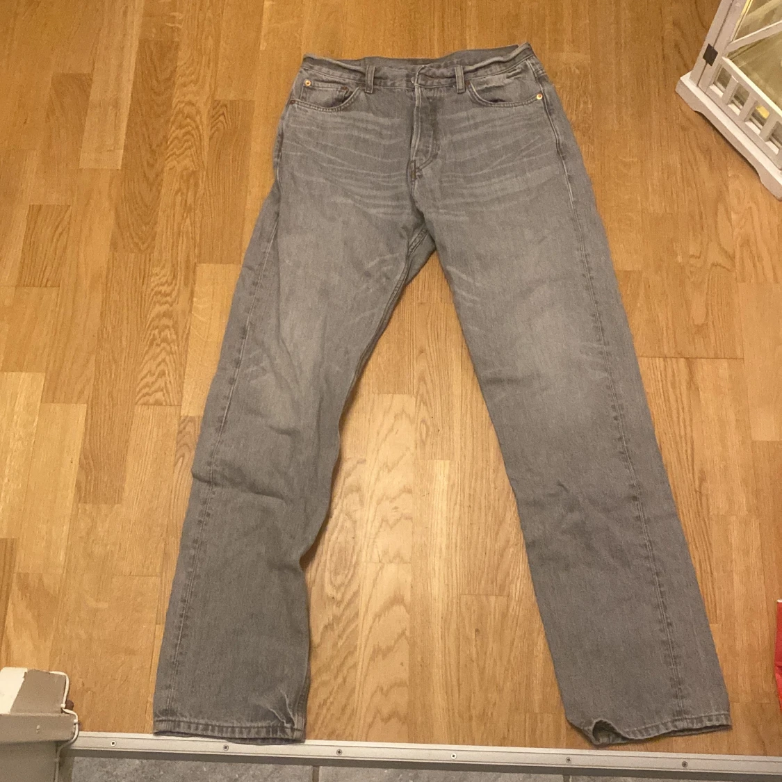 Grå jeans från Weekday