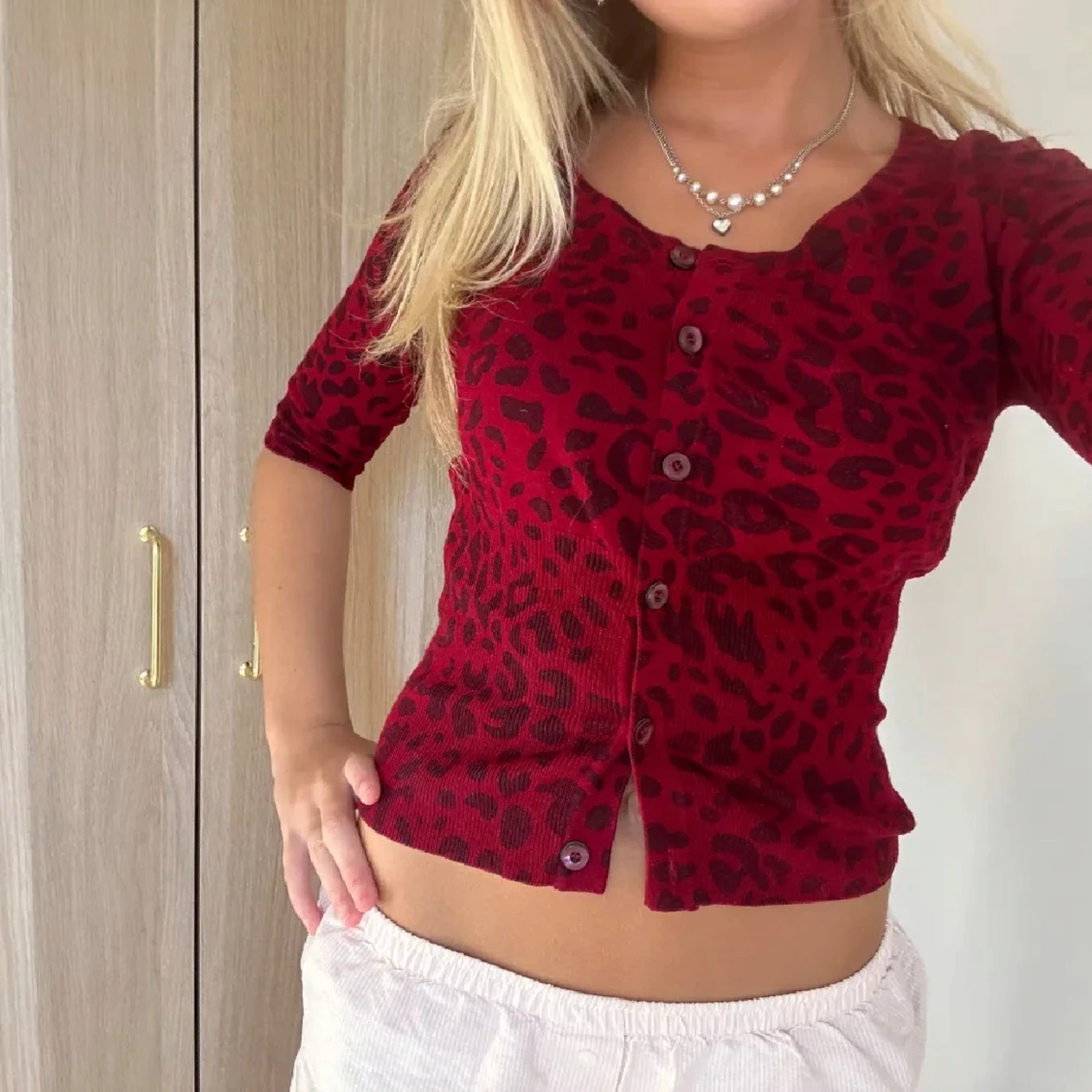 Röd leopardmönstrad kofta - 90