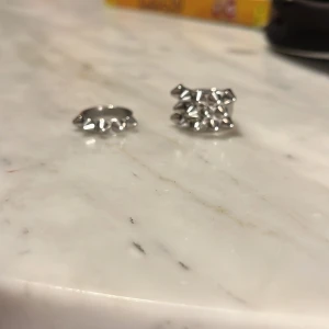 Silvriga ringar med nitar - Två coola silvriga ringar med nitar. Ett Kit av dom trendiga Edblad örhängen.Den minsta 16.00=xs 16.80=s