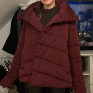 Vinröd quiltad dunjacka  - Jättefin dunjacka unik vinröd dunjacka 