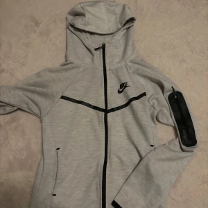 Grå huvtröja från Nike - Säljs då den inte komme till användning. Storlek xs/s
