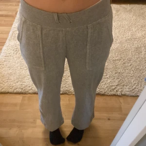 Juicy couture gråa - Snygga och bekväma grå mjukisbyxor från Juicy Couture i storlek XS. Upplagda där nere skulle säga 150cm lång ska man vara jättefina .mycket använda men ändå i bra skick 💕