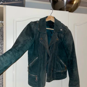 Mockajacka från Vero Moda - Mörkgrön /mossgrön mockajacka från Vero Moda stl M men skulle säga att den sitter mer som S. Jackan är i äkta mocka. Svårt att få till färgen på bilderna pga ljuset. Mer bilder går att får att få vid intresse🌸 Annonsen finns på fler platser