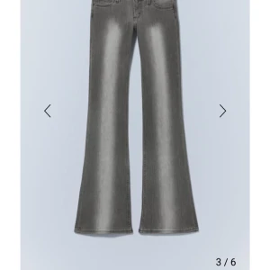 Grå bootcut jeans - Säljer mina jätte snygga jeans från Weekday. Jeansen är slutsålda i nästan alla storlekar. Aldrig använda