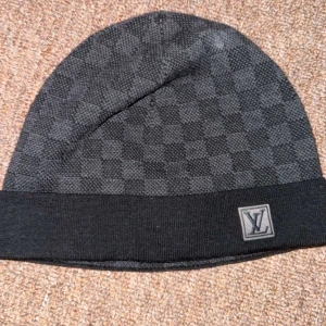Louis Vuitton mössa  - Louis Vuitton mössa Parfekt skicka box och kvitto finns vad funderingar bara skriva 😀