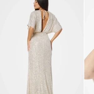 Glittrig långklänning med öppen rygg - Kär i denna, köpte till bal men kom aldrig till användning så oanvänd med prislapp kvar 💕 jag köpte för 999:- och nu är den slutsåld men tar emot prisförslag🫶🏼 Den sitter så galet fint och känns så lyxig- ångrar att ja inte hade som balklänning🙈