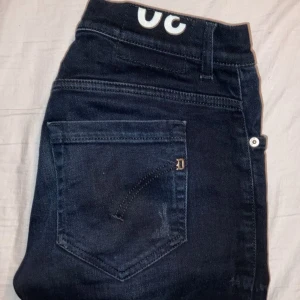 Dondup jeans - Ett par dondup jeans i en riktig fet mörkblå färg och i den eftertraktade modellen George! De är storlek 30 men passar även folk som har 31 nästan 32 också👍 hör av er vid frågor eller funderingar om varan 🏄‍♂️✅