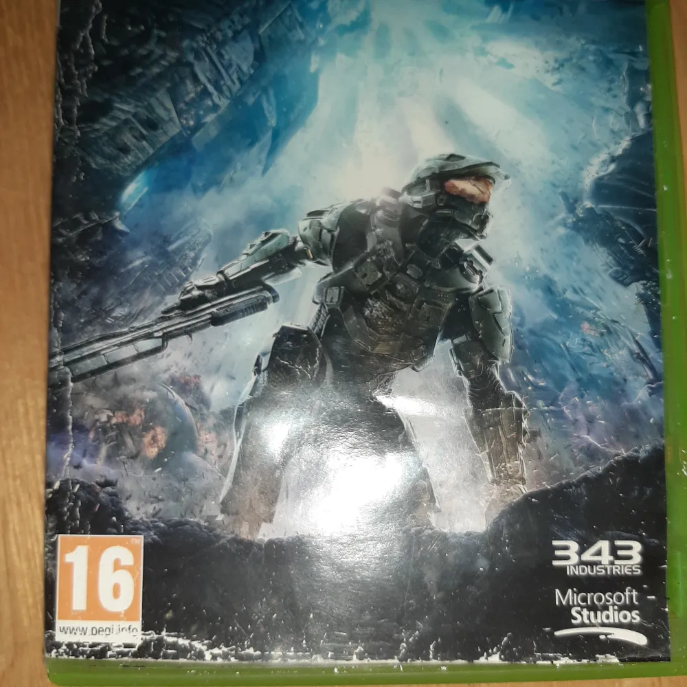 Säljer spelet Halo 4 för Xbox 360. Det är ett actionfyllt science fiction-spel utvecklat av 343 Industries och utgivet av Microsoft Studios. Spelet har en åldersgräns på 16 år och erbjuder både enspelar- och flerspelarlägen. Perfekt för fans av förstapersonsskjutare och Halo-serien.. Böcker.