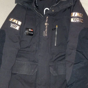 Svart jacka från Sail Racing - Sail racing jacka kostar runt 7 tusen ny i affär. Storlek L. Möts upp i Jakobsberg eller så kan jag frakta den. Jackan är i ett använt skick.