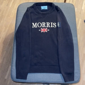 Tröja  - Säljer min tröja från Morris då jag inte använder den längre, tröjan har en liten defekt som man kan se i bild 4, annars bra skick. Tröjan är i storlek medium och passar dig som är runt 175-180.