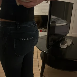 Mörkblå jeans  - Mörkblå straight jeans. För raka för mig men går ju att sy ut! 