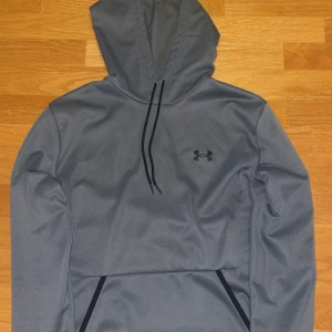 Under Armour hoodie - Knappt använd då den har bara varit i garderoben en lång period, Hör av er vid intresse eller frågor!