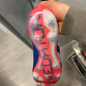 Fotbollsskor från Adidas och Nike - Säljer två par fotbollsskor. Ett par Adidas Predator i blått och orange med snörning och ett par Nike Mercurial i ljusblått med snörning. Använda Max 1 månad båda två. Snabb affär kan göras! Adidas storlek 43 1/3 och Nike 43