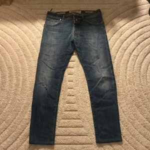Jacob Cohën jeans  - Ett par riktigt feta jacob cohen jeans som jag säljer för de ej passar mig. De är storlek 35 men sitter mer som en 33. De är dessutom förkortade hos skräddare. Normal längd som storlek 32 i längd. Utöver det är de i ett bra skick, dock använda en del men sparsamt