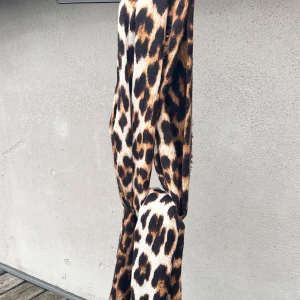 Stor sjal i leopardmönster från H&M! - Stor, snygg leopardmönstrad sjal i rejält tyg från H&M. Mått: 200 x 110 cm. I mycket fint skick. 