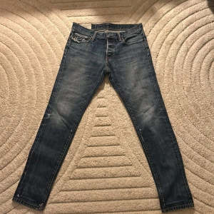 Abercrombie & Fitch slim jeans  - Riktigt feta jeans från Abercrombie & Fitch, de är slimfit och en del slitage som man kan se på bilden men utöver det är de i bra skick. Storlek 31/32