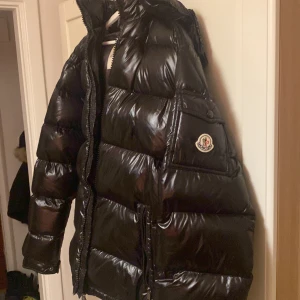 Moncler Maya - Jackan är i bra skick och passar storlekarna L och XL. I monclers egna storlekar är den storlek 4