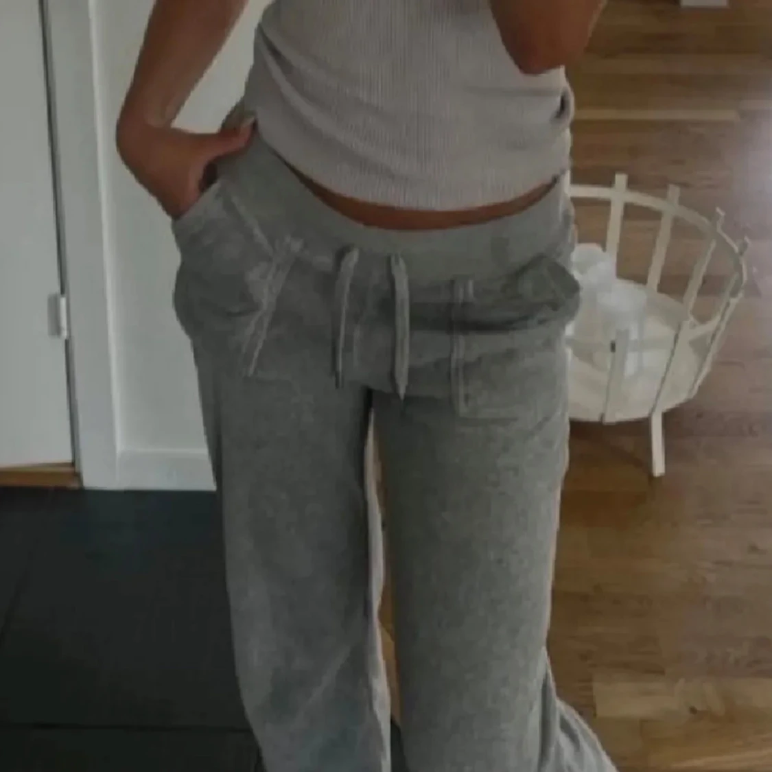 Ljusgrå juicy couture byxor  - 90