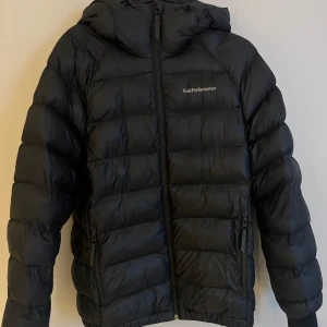 Peak Performance dunjacka  - Säljer min svarta Peak Performance dunjacka. Den är använd men i fint skick😊Jackans modell syns på sista bilden, storlek S dam🤗