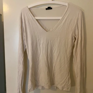 Långärmad tröja - Säljer denna simpla vita långärmade tröjan ifrån newyorker, i bra skick knappt använd. Lite tjockare material 