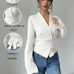 Vit v-ringad blus med knytband - Elegant vit blus med v-ringning och knytband i midjan för en smickrande passform. Långärmad design med en stilren look som passar perfekt till jeans eller kjol. Pris kan diskuteras - Dm för fler bilder, info :)