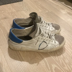 Philipe modell skor - Tja, säljer dessa riktigt snygga Philipe modell skor | Märke: Philipe modell | Skick 7.5/10 | Storlek: 41 | Endast skorna medkommer | För frågor är det bara att skriva | Pris är ej hugget i sten |