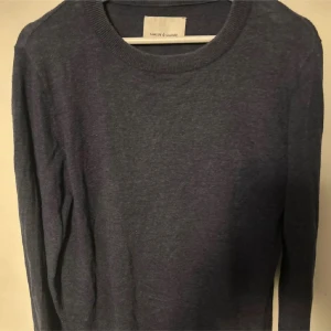 Marin blå Samsøe tröja  - Säljer nu denna sjukt snygga marin blå stickade tröjan från samsøe i storlek M. Tröjan är i bra skicka, använd men inga defekter. Hör av dig om du har fler frågor!