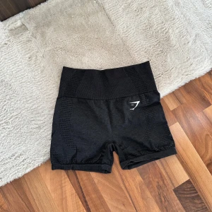 Gymshark träningsshorts - Svarta/mörkgråa träningsshorts från Gymshark. Har en annons med matchande träningströja. Nypris: 499kr. Använda 1 gång. Pris kan diskuteras vid snabb affär 