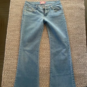 LÅGMIDJADE JEANS!! - Säljer dessa super fina jeans, då de tyvärr är för korta för mig! Hör av dig vid frågor eller fler bilder 🩵🩵