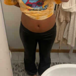 Svarta skinnbyxor - Snygga svarta skinnbyxor med en tight passform. Perfekta för en trendig look och kan enkelt matchas med olika toppar. Byxorna har en lågmidjad design som ger en modern stil. Dem känns som helt nya och jag har använt dem 2 gånger. Säljer pga att de inte går till använing längre. Passar perfekt för dig som är 163-165. Dem är från HM och tyvärr finns inte i lager längre