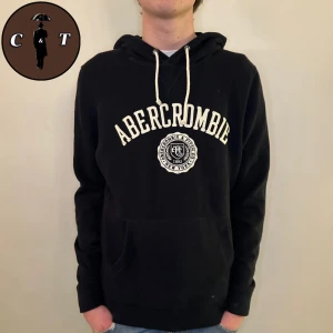 Abercrombie & Fitch Hoodie - Mörkblå Abercrombie & Fitch hoodie | Skick 8/10 | Vårat pris endast 399kr | Storlek M | Vi svarar gärna på era frågor och funderingar!