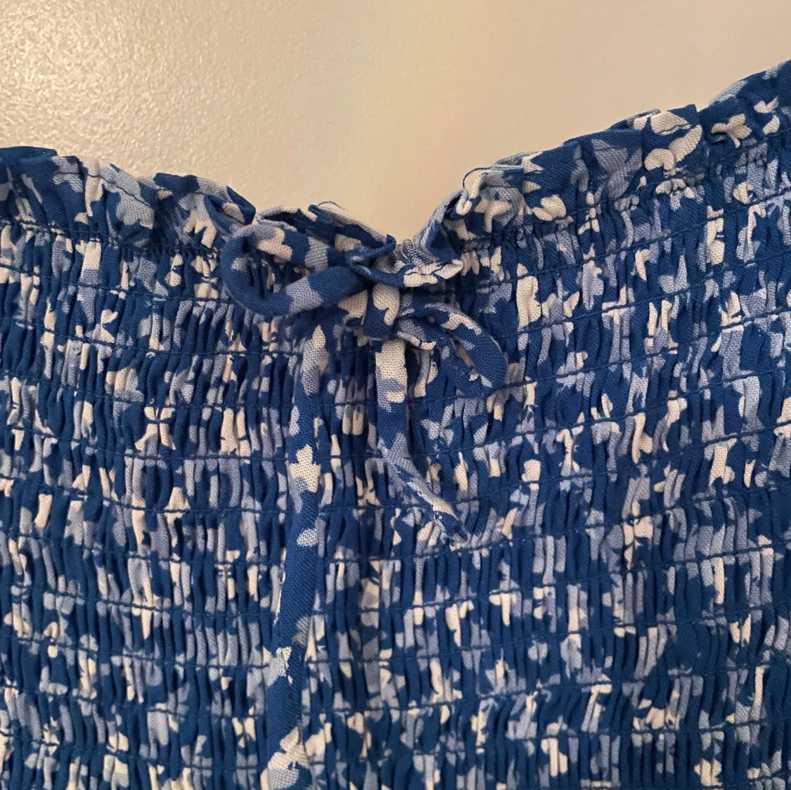 Blå klänning i ett fjärilstyg/ blommigt  - 90