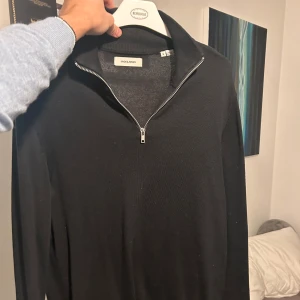 Svart Halfzip  - Svart Halfzip tröja från Jack & Jones. Väldigt fint skick knappt använd. Storlek S passar M. Mer bilder och beskrivning finns om så önskas. Pris kan diskuteras:) Mvh/ Philip
