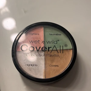 CoverAll Concealer Palette från Wet n Wild - Praktisk concealerpalett från Wet n Wild med fyra olika nyanser för att ljusa upp, neutralisera, highlighta och täcka. Perfekt för att skapa en jämn och felfri bas. Kompakt och lätt att ta med sig.