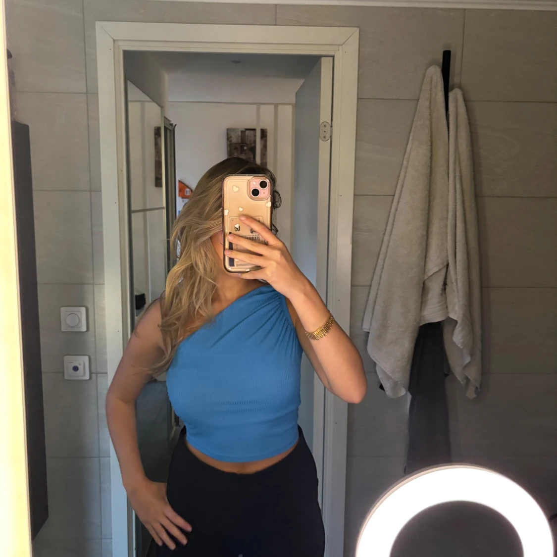 Blå oneshoulder topp