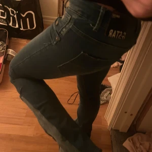 Blå bootcut jeans från G-Star - Snygga blå bootcut jeans från G-Star med klassisk femficksdesign. Perfekta för en avslappnad stil med en touch av retro. De har en smickrande passform som sitter tajt över låren och vidgar sig nedanför knäna. Jag har själv sytt om dem så hör av er om frågor angående misstag i sömnaden❤️❤️