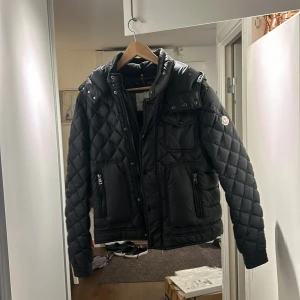 Moncler bercy jacket - Storlek 2 som s/M  Köpte den av vongrevencloset.se för 2 månader sen   Väldigt bra skick  Stilig jacka 