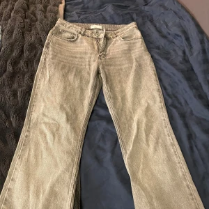 Grå jeans från Perfect Jeans - Säljer ett par fina jeans pga av att det ej passar längre, jeansen är i fint skick, Jeansen är ifrån gina tricot i storlek S💗