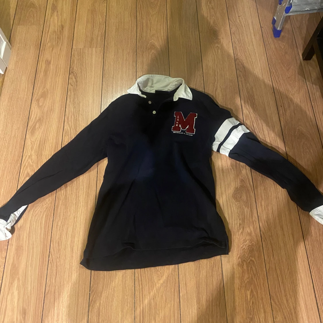 Mörkblå pikétröja från Morris