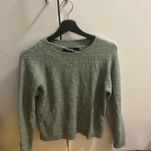 Grå stickad tröja från Vero Moda - Mysig grå stickad tröja från Vero Moda. Perfekt för kyliga dagar med sin klassiska design och bekväma passform. Tröjan har långa ärmar och en rund halsringning. Använd 3 gånger!