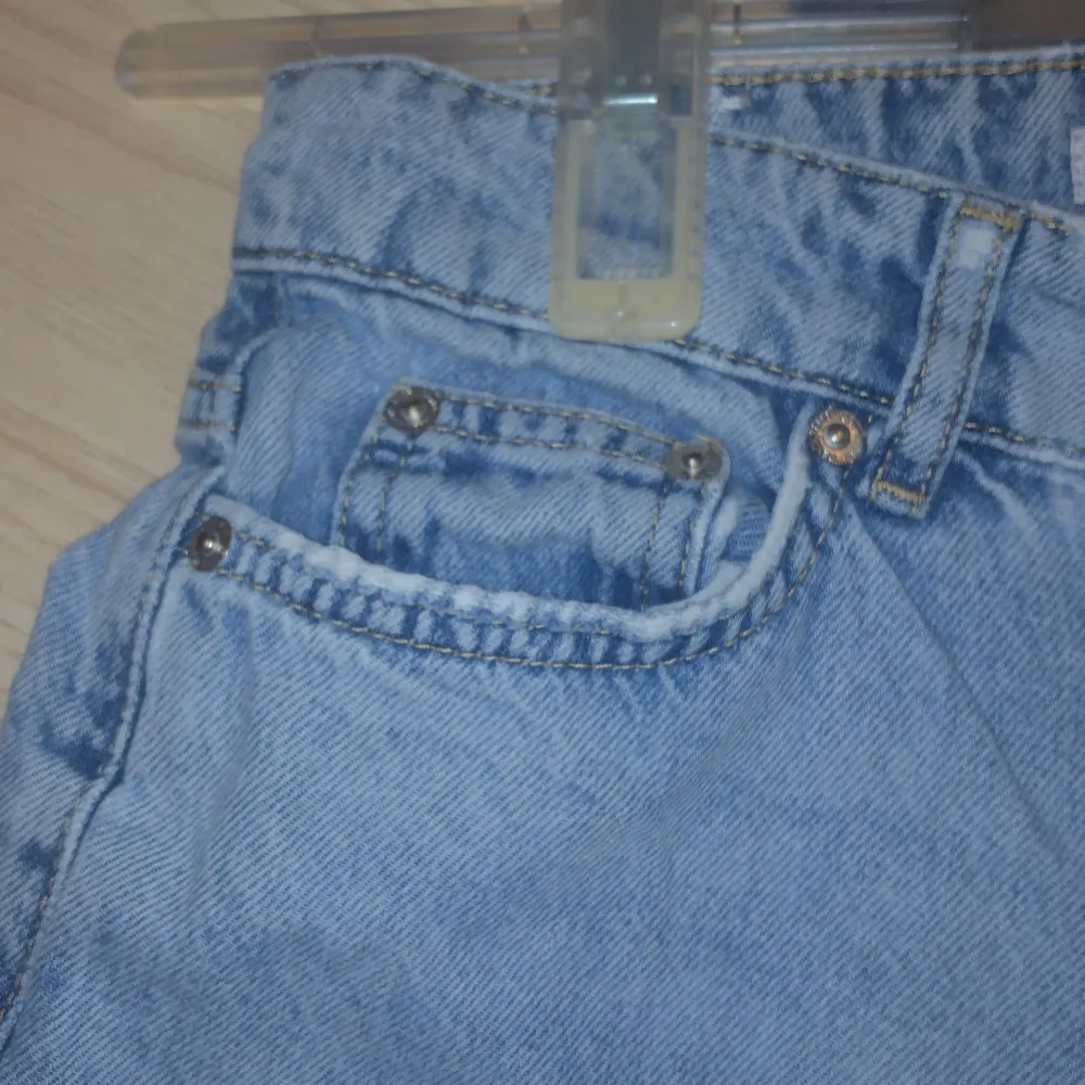 Snygga ljusblå jeans från Denim Rebel med klassisk femficksdesign och knappgylf. Perfekta för en avslappnad stil. Dock lite tajta i midjan men annars väldigt bekväma och fina . Pris kan diskuteras, du står för frakten!. Farkut & Housut.