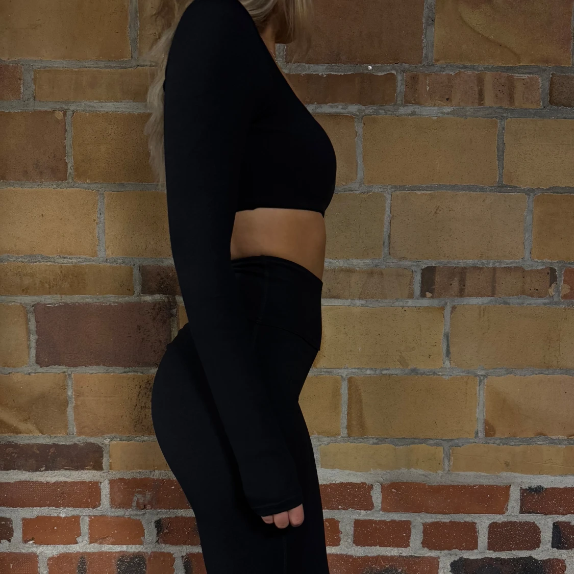 Svart träningsset - kroppad lång ärmard topp med vaddering samt ett par bootcut tights - 91