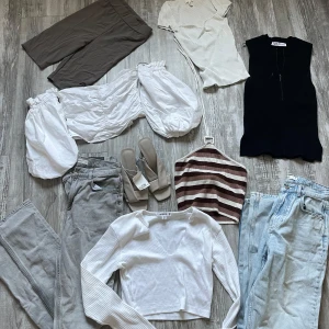 Klädpaket  - Säljer ett par eleganta beige klackskor med öppen tå och smal rem. Perfekta för en stilren look. Samt toppar jeans och blusar. Allt för ett paketpris. Storlek 36-38 på allt. Från Gina och zara. 