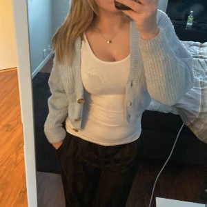 Kofta - Otroligt mysig ljusblå croped kofta. Använd fåtal gånger, super bra skick! Storlek xs